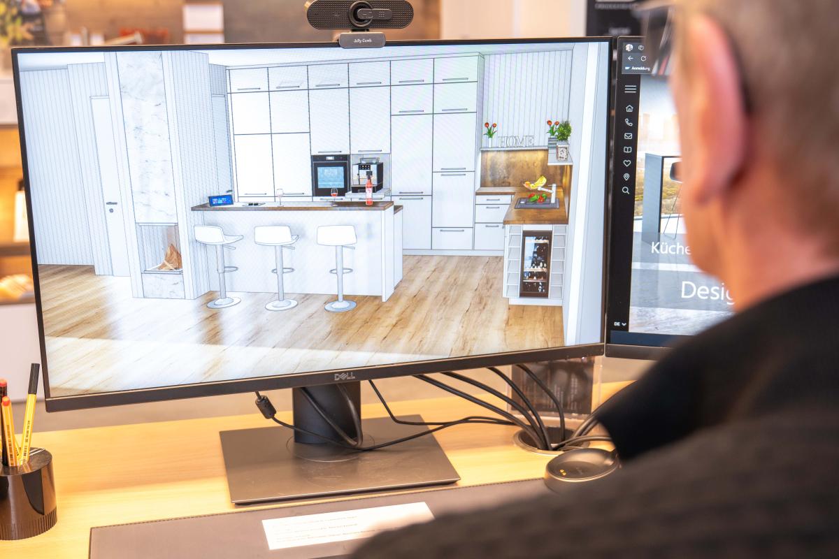Mann schaut auf Monitor